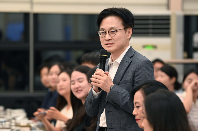 김정관 산업통상자원부 장관이 16일 세종의 한 식당에서 열린 기자간담회에서 기자들의 질문에 답하고 있다사진산업통상자원부