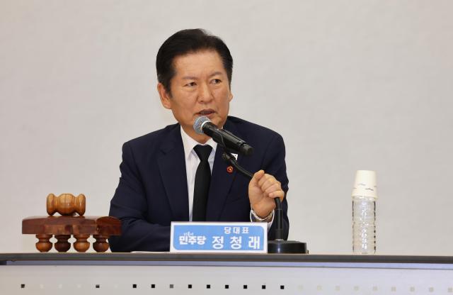 17일 오전 제주시 봉개동 4·3평화공원에서 열린 더불어민주당 최고위원회의에서 정청래 대표가 발언하고 있다사진연합뉴스