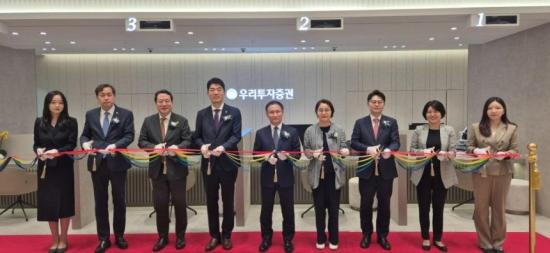 16일 열린 우리투자증권 강남금융센터 리뉴얼 오픈 행사에 남기천 대표왼쪽 다섯 번째 자산운용 최승재 대표왼쪽 세 번째 지주 성장지원부문 전현기 부사장왼쪽 일곱 번째 은행 WM그룹 김선 부행장왼쪽 여섯 번째 등 그룹 임직원들이 참석해 기념촬영을 하고 있다 사진우리투자증권