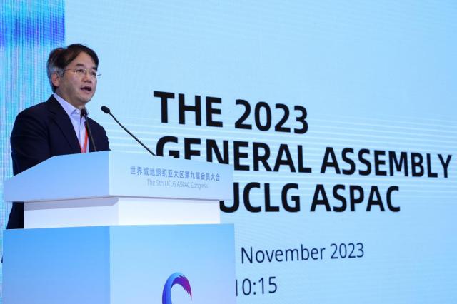 이동환 고양시장이 ‘2023 제9차 UCLG ASPAC 이우시 총회’에서 차기 총회 고양시 유치를 제안하고 있다 사진고양시