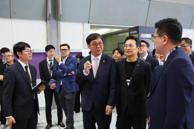 문화체육관광부 최휘영 장관이 9월 17일 코엑스에서 열린 2025 국제방송영상마켓BCWW 개막 행사에 참석해 기업 부스를 돌아보고 관계자들과 인사를 나누고 있다사진콘진원
