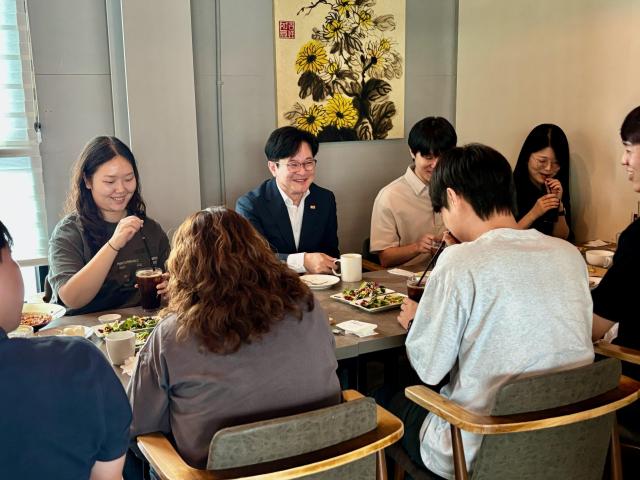 김병수 김포시장이 15일 ‘소통으로 통하는 통통데이’를 통해 저연차 직원들과 대화의 시간을 가졌다 사진김포시