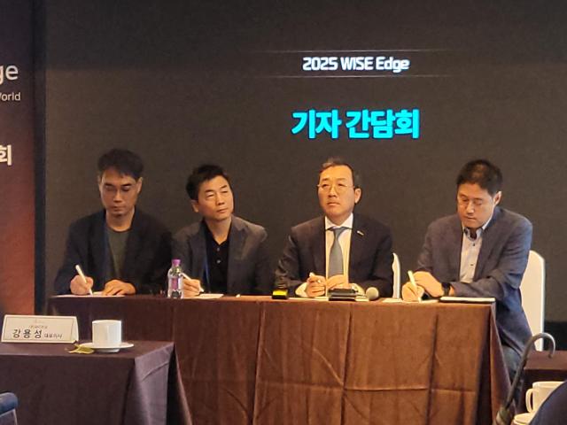 17일 오전 양재에서 열린 와이즈넛 기자간담회에서 관계자들이 질문을 듣고있다 왼쪽부터 권준성 와이즈넛 AI혁신연구소장 장정훈 CTO 강용성 대표 장주연 AI미래전략본부장 사진백서현 기자