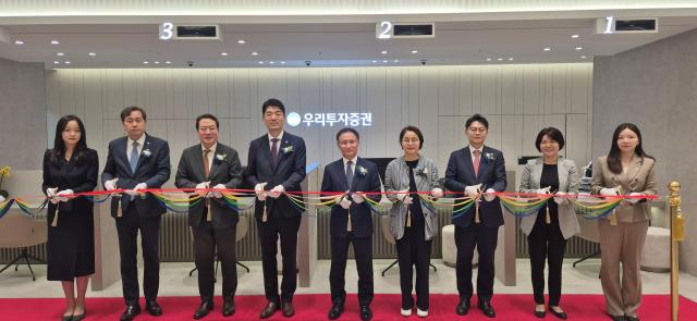 지난 16일 열린 우리투자증권 강남금융센터 리뉴얼 오픈 행사에 남기천 대표왼쪽 다섯 번째 최승재 자산운용 대표왼쪽 세 번째 지주 성장지원부문 전현기 부사장왼쪽 일곱 번째 은행 WM그룹 김선 부행장왼쪽 여섯 번째 등 그룹 임직원들이 참석해 기념촬영을 하고 있다 사진우리투자증권