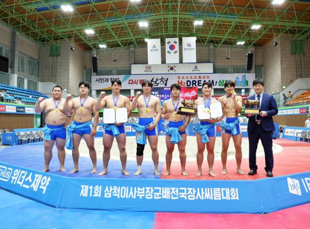 제1회 삼척이사부장군배 전국장사씨름대회에서 대구대학교 씨름부가’ 대학부 단체전에서 우승하고 기념촬영 하고 있다맨 오른쪽  최병찬 감독 사진대구대학교