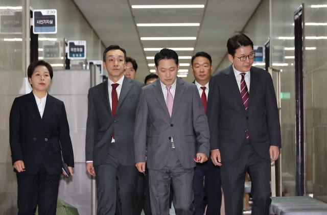 장동혁 국민의힘 대표와 최고위원들이 17일 서울 국회에서 열린 권성동 의원 구속 관련 차담회에 참석하고 있다 사진연합뉴스