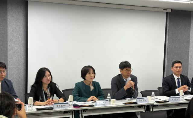 김경만 과학기술정보통신부 인공지능기반정책관오른쪽에서 두번째이 내년 AI 기본법 시행과 관련해 17일 시청역 상연재에서 발표하고 있다 사진최연재 기자 