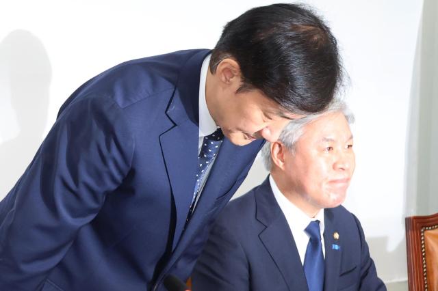 조국 조국혁신당 비상대책위원장이 지난 15일 서울 여의도 국회에서 열린 비상대책위원회의에서 인사하고 있다 사진연합뉴스
