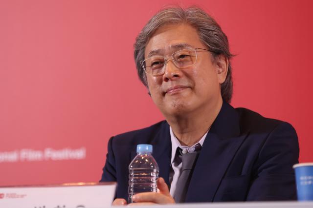 질문 듣는 박찬욱 감독 사진연합뉴스