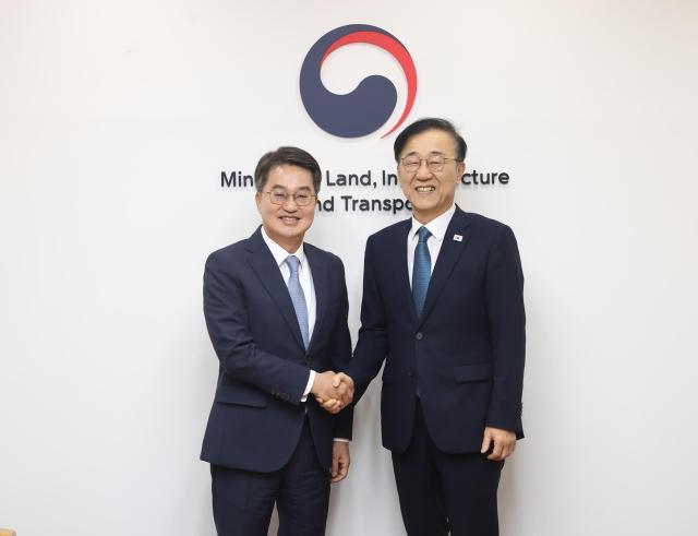 17일 오전 국토발전전시관에서 김동연 경기도지사와 김윤덕 국토교통부 장관이 기념촬영을 하고있다 사진경기도