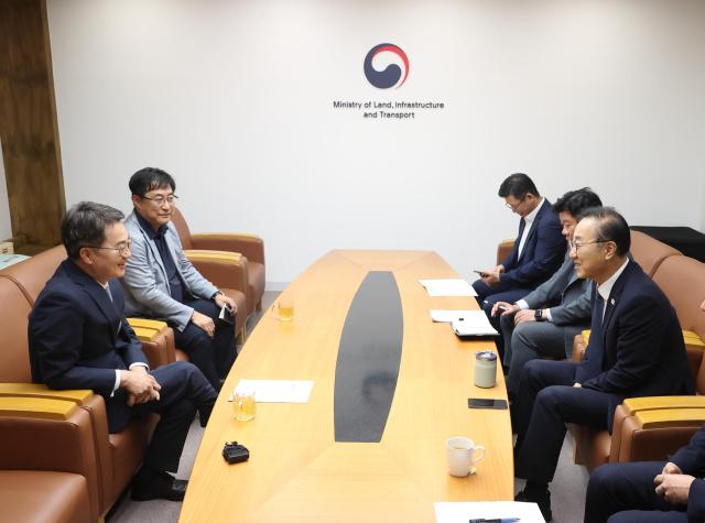 17일 오전 국토발전전시관에서 김동연 경기도지사와 김윤덕 국토교통부 장관이 대화를 나누고 있다 사진경기도
