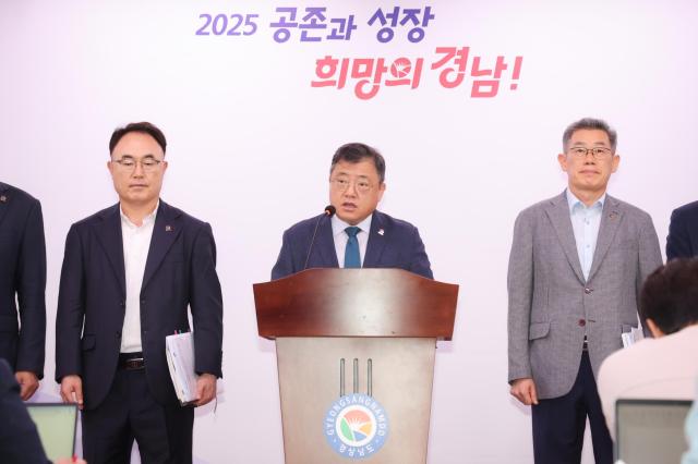 박명균 도 행정부지사중앙가 17일 도청에서 브리핑을 하고 있다사진제공경남도