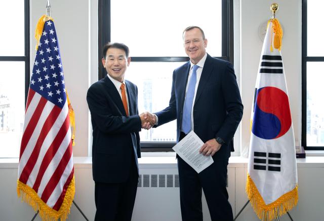 정은보 한국거래소 이사장은 16일 오전현지시각 미국 뉴욕 엑스펜시브 본사에서 MOU를 체결했다 사진한국거래소