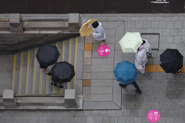 비가 내린 16일 서울 세종대로 인근에서 우산을 쓴 시민들이 이동하고 있다 사진연합뉴스