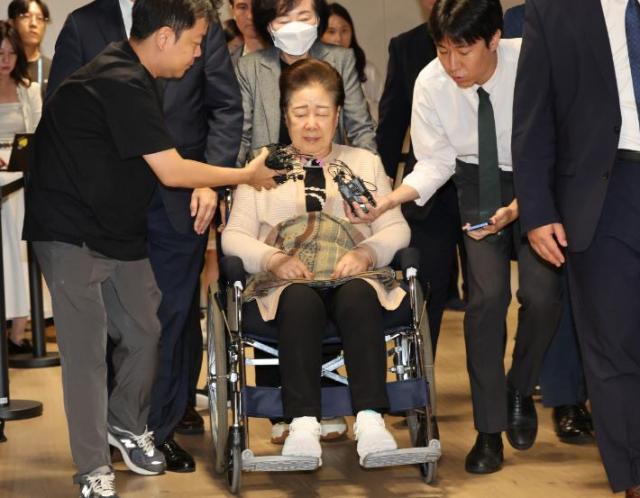 한학자 통일교 총재가 17일 서울 종로구 KT광화문빌딩에 마련된 민중기 특별검사팀 사무실에서 조사를 받은 뒤 귀가하고 있다 사진연합뉴스