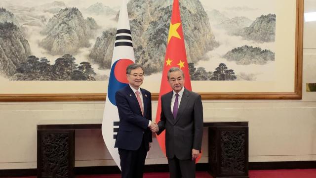 韩国外长赵显在北京与王毅举行会谈 