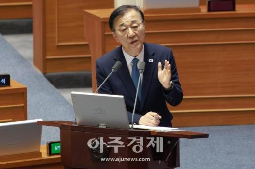 [포토] 대정부질문 답변하는 김윤덕 국토부 장관