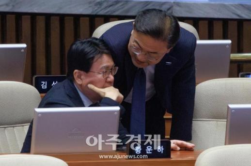[포토] 대화 나누는 황운하·신장식