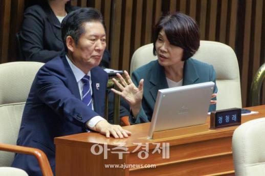 [포토] 대화 나누는 정청래 대표·한정애 정책위의장