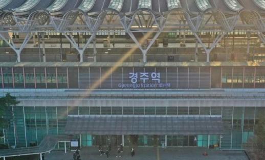 경주역 지나던 SRT 열차 장애물 제어기 파손…승객 190명 환승 소동