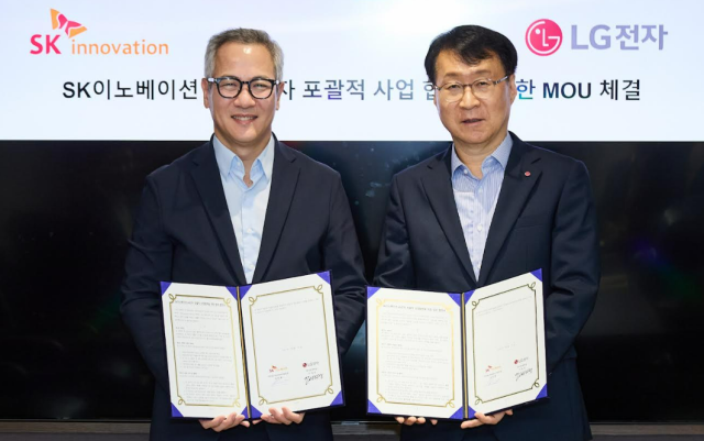 지난 17일 서울 종로구 SK서린빌딩에서 김무환 SK이노베이션 에너지설루션 사업단장왼쪽 이재성 LG전자 ES사업본부장오른쪽이 ‘AI 데이터센터 통합 에너지 설루션’ 공동 개발 및 사업화를 위한 양해각서MOU를 체결한 후 기념사진을 촬영하고 있다사진sk이노베이션