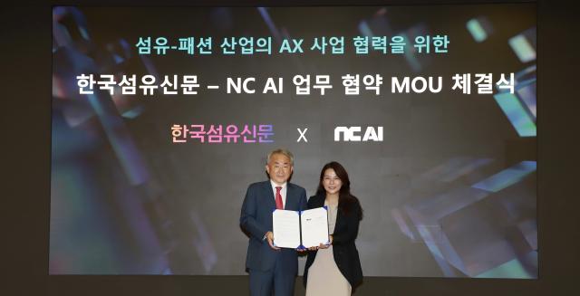 국가대표 K-AI 기업 NC AI대표이사 이연수와 한국섬유신문대표이사 권영설이 판교 NC AI 본사에서 ‘바르코 아트패션VARCO Art Fashion’의 확산과 섬유·패션 산업의 AI 융합AX 촉진을 위한 업무협약MOU을 17일 체결했다 사진NC AI
