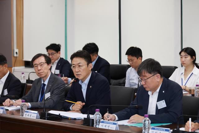 권대영 금융위원회 부위원장이 18일 서울 종로구 정부서울청사 금융위원회 대회의실에서 개최한 새출발기금 간담회에서 새출발기금 제도개선 사항 및 이행방안에 대해 논의했다 사진금융위
