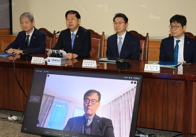 구윤철 부총리 겸 기획재정부 장관이 18일 서울 명동 은행회관에서 열린 확대 거시경제금융회의에서 인사말을 하고 있다 왼쪽부터 이찬진 금융감독원장 구 부총리 이억원 금융위원장 유상대 한국은행 부총재 화면에는 출장중 화상으로 참석한 이창용 한국은행 총재 사진연합뉴스
