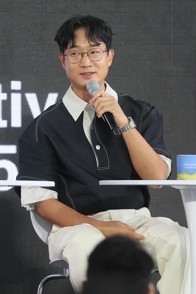 팬들에게 인사하는 조우진 사진연합뉴스