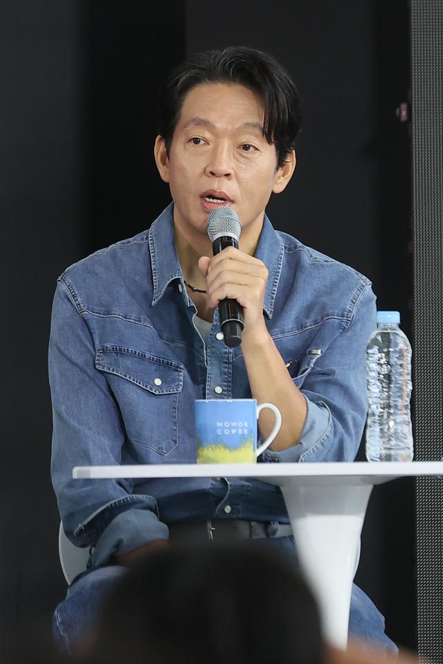 팬들에게 인사하는 박지환사진연합뉴스