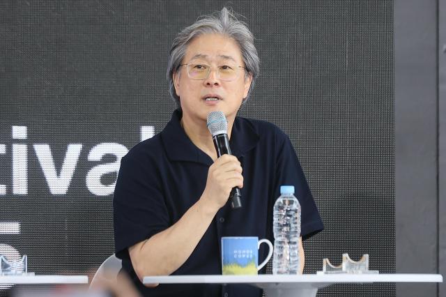 어쩔수가없다 박찬욱 감독 사진연합뉴스