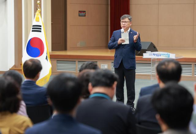 유정기 전북특별자치도교육감 권한대행은 18일 100여명의 간부 공무원을 대상으로 특강을 진행하고 있다사진전북특별자치도교육청