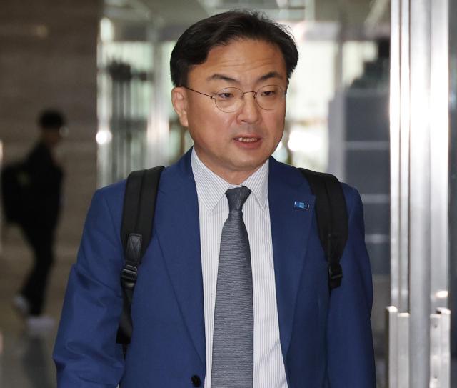신장식 조국혁신당 의원이 지난 9일 서울 여의도 국회에서 열린 의원총회에 참석하고 있다 사진연합뉴스