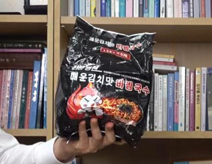 북한판 불닭볶음면 매운김치맛 비빔국수 사진유튜브 통생통사 강동완TV 캡처