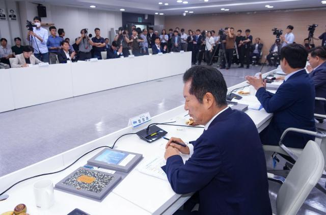 민주당 정청래 대표가 강기정 광주시장의 시정 현안에 관한 설명을 듣고 있다 사진광주시