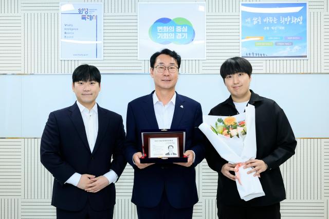 정명근 화성특례시장이 2025 청년친화헌정대상 종합대상 수상을 청년들과 함께 기념하고 있다 사진화성시