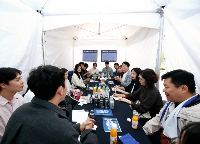 정명근 화성특례시장이 화성 청년들과 이야기를 나누고 있다 사진화성시