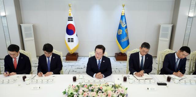  이재명 대통령이 18일 용산 대통령실에서 증권사 리서치센터장들과 오찬 간담회를 하고 있다.[사진=연합뉴스]