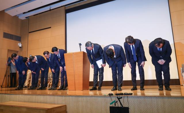 조좌진 롯데카드 대표이사 등 관계자들이 18일 서울 중구 부영태평빌딩에서 해킹 사고로 인한 고객 정보 유출사태에 대해 대고객 사과를 하고 있다 사진연합뉴스