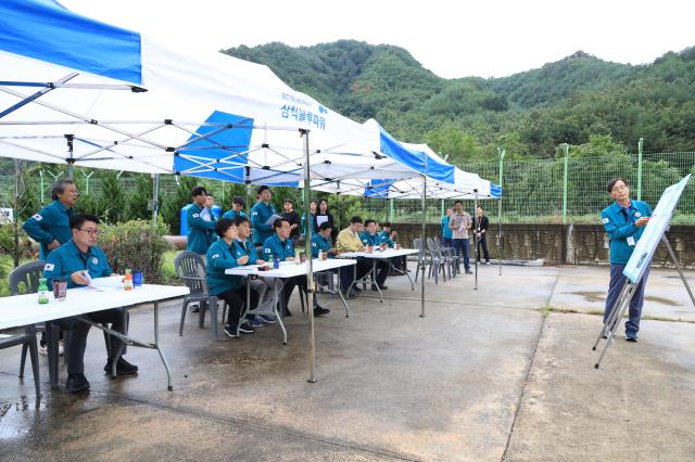 삼척시의회가 세 번째 기업체 및 주요 사업장 답사 일정으로 동막정수장 등 8곳의 주요 현장을 방문하여 현황을 청취하고 있다 사진삼척시의회