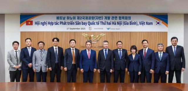 Chủ tịch Tổng công ty Cảng hàng không quốc tế Incheon Lee Hak-jae thứ sáu từ trái sang chụp ảnh kỷ niệm cùng các quan chức chính phủ Việt Nam ẢnhIIAC
