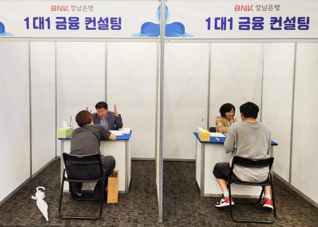18일 BNK경남은행 소속 전문가들이 상담 부스를 찾은 지역 자립준비청년과 보호아동들을 대상으로 재무설계와 관련된 1대1 맞춤형 상담을 진행하고 있다 사진경남은행

