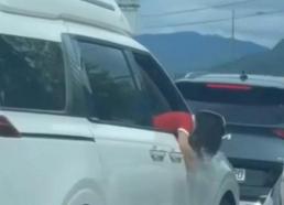 카시트도 안전띠도 없이…창밖에 몸 내민 아동 논란