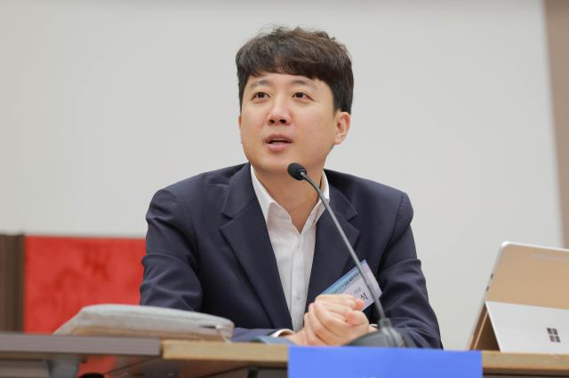 이준석 개혁신당 대표이준석 개혁신당 대표가 17일 오후 서울 여의도 국회박물관에서 열린 AI 3대 강국 도약 입법 제언 토론회에 참석해 패널들과 토론을 하고 있다 20250917사진유대길 기자 dbeorlf123ajunewscom