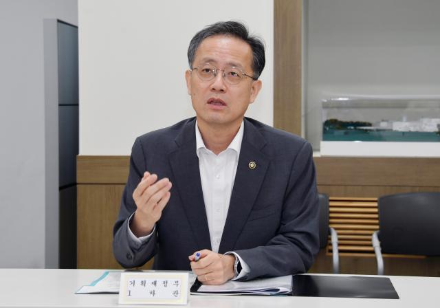 이형일 기획재정부 차관이 19일 충북 음성군 음성 축산물 공판장을 방문 제58차 물가관계차관회의를 주재하고 있다사진기획재정부