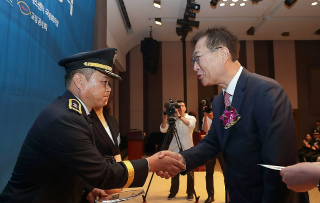 박성재 법무부 장관이 지난 5월 27일 서울 중구 한국프레스센터에서 열린 제43회 교정대상 시상식에서 대상 수상자와 악수하는 모습 사진연합뉴스］