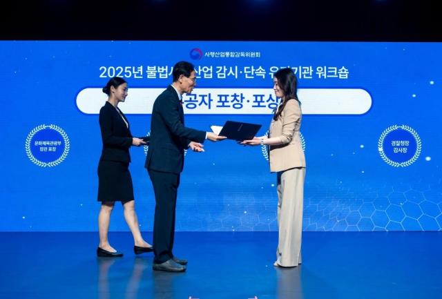 심경임 강원랜드 건전화추진팀장오른쪽이 심오택 사행산업통합감독위원회 위원장으로부터 위원장 표창을 받고 있다 사진강원랜드