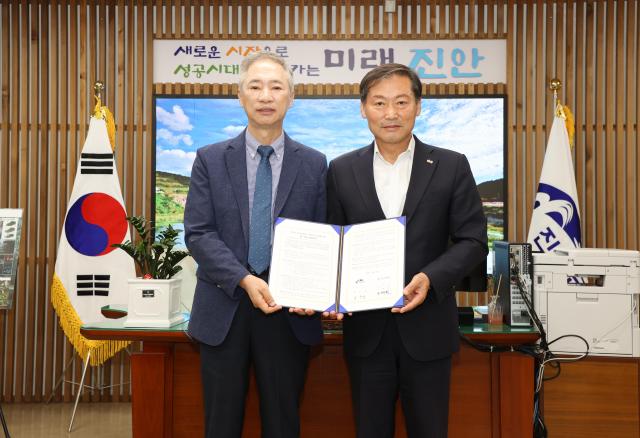 전춘성 진안군수오른쪽와 조백환 진안군의료원장이 전북권 환경성질환 치유센터 운영에 대한 위·수탁 협약을 체결하고 있다사진진안군