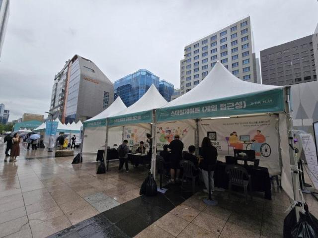 도심형 게임문화 축제 GXG 2025가 열린 19일 경기 성남시 판교역 인근 거리에 스마일게이트의 게임 접근성 기기 체험 부스가 설치돼있다사진연합뉴스