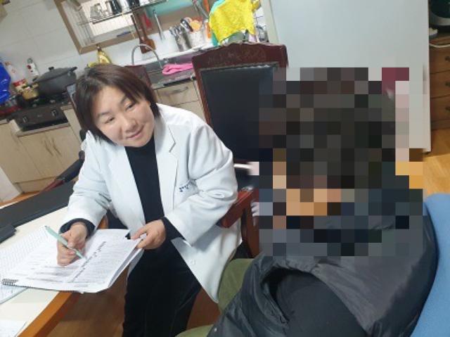전남 함평군군수 이상익이 주민 건강을 지키는 세심한 관심과 신속한 대응의 중요성을 다시금 보여주고 있는 가운데 방문간호사의 모습사진함평군